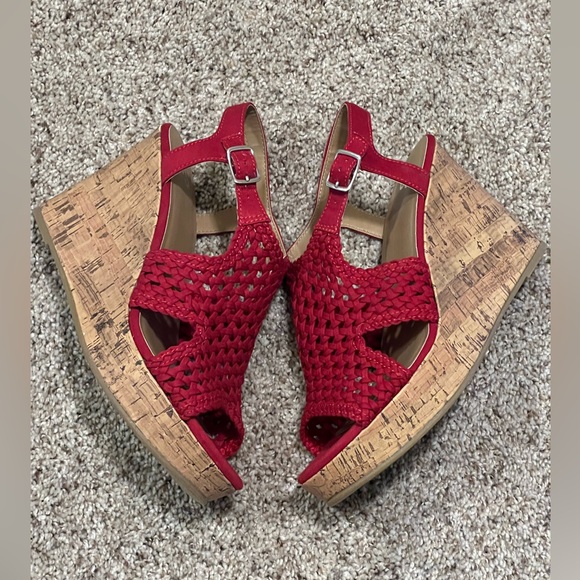 Red manmade textile lining wedge. Brand-SO. - Picture 4 of 8